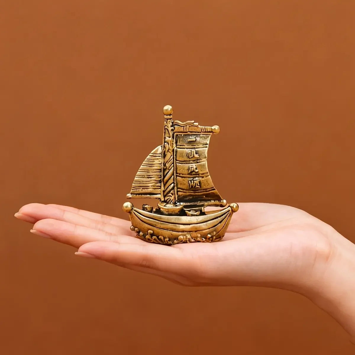 1PCS Smooth Sailing Sailboat Mini Ornament, Lucky Gold Ingot Copper Ship Statue, Feng Shui Decor Craft for Living Room Entrance Office Desktop Tea Tray, Decoration Items, Decorative