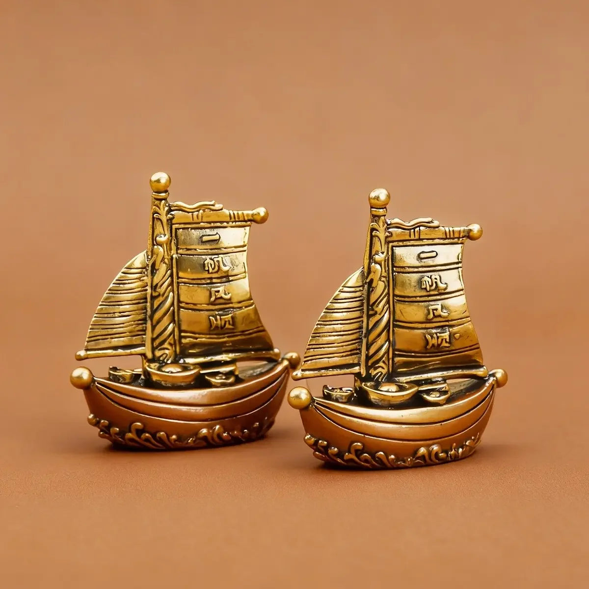 1PCS Smooth Sailing Sailboat Mini Ornament, Lucky Gold Ingot Copper Ship Statue, Feng Shui Decor Craft for Living Room Entrance Office Desktop Tea Tray, Decoration Items, Decorative