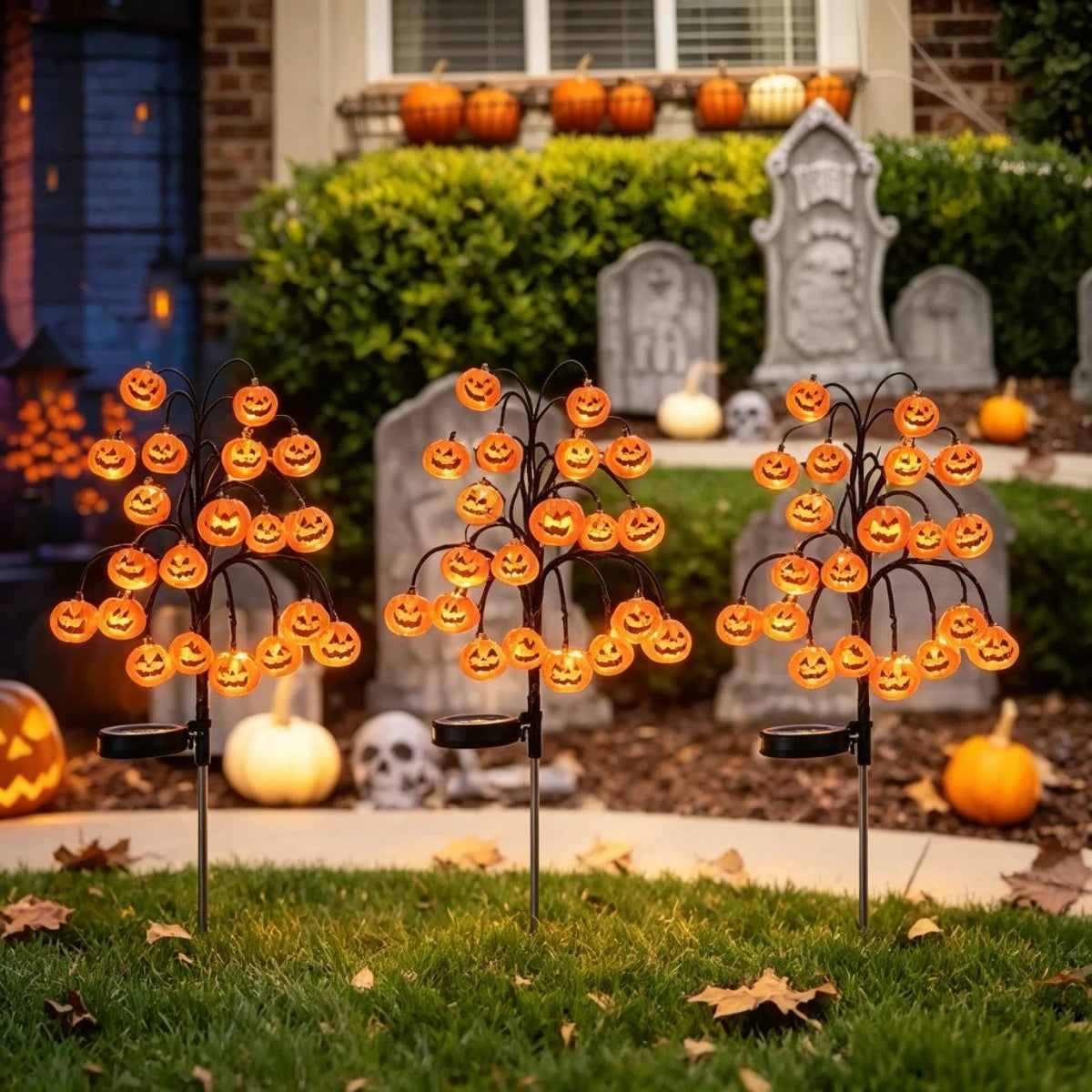 1 Set / 2 Sets of Halloween solar swaying pumpkin lamps, Floor-standing lamps, Decorative lights for creating a terrifying outdoor Halloween atmosphere. One lamp features 20 warm white LEDs, an extended support pole of 100cm,