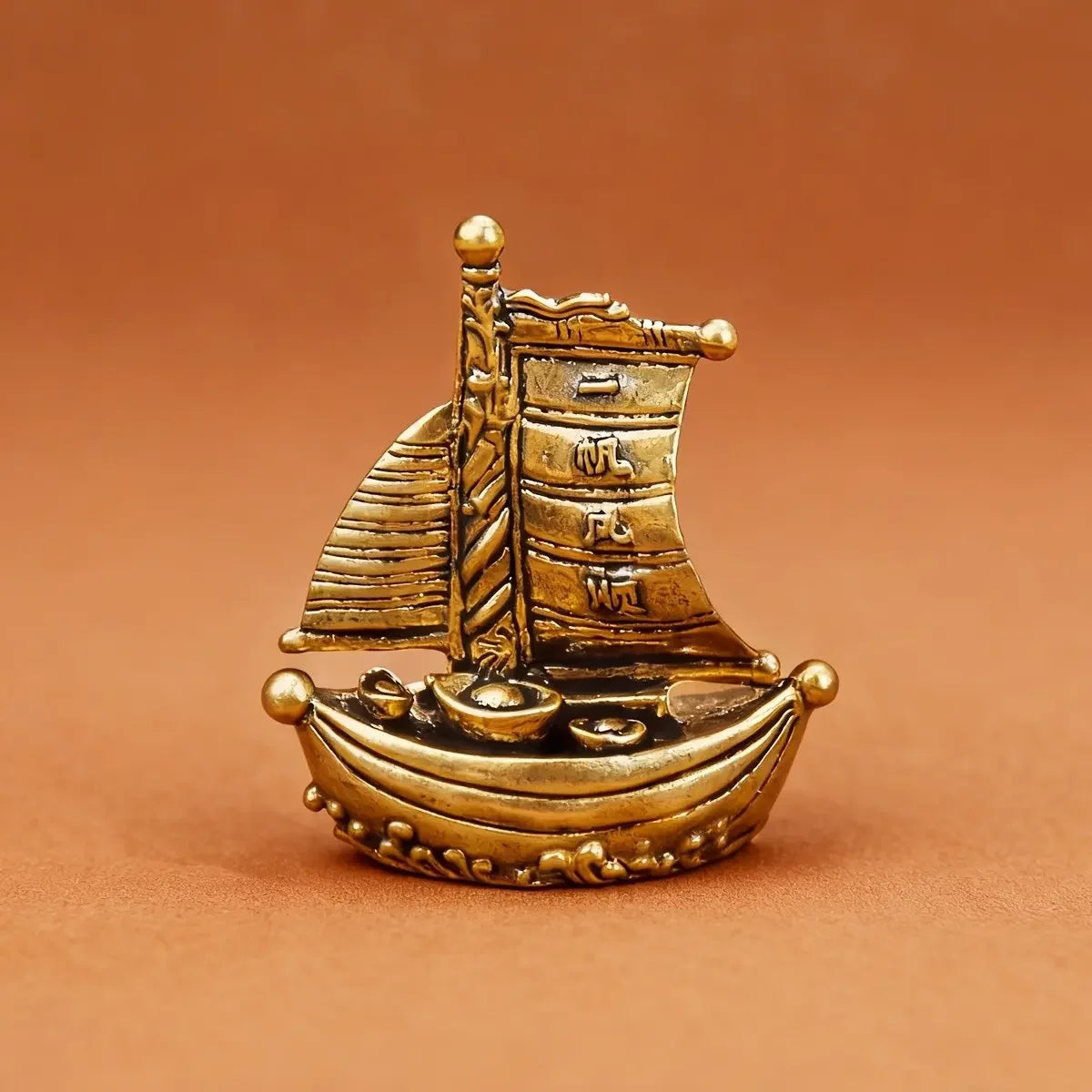 1PCS Smooth Sailing Sailboat Mini Ornament, Lucky Gold Ingot Copper Ship Statue, Feng Shui Decor Craft for Living Room Entrance Office Desktop Tea Tray, Decoration Items, Decorative